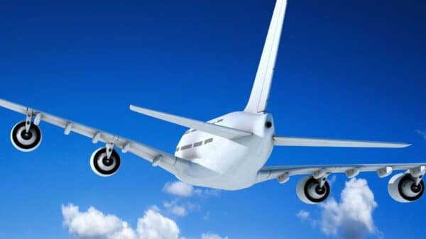 Diritti passeggeri aerei, Corte Ue: se si sceglie il buono di viaggio è escluso il rimborso in denaro