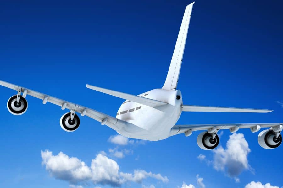 Diritti passeggeri aerei, Corte Ue: se si sceglie il buono di viaggio è escluso il rimborso in denaro