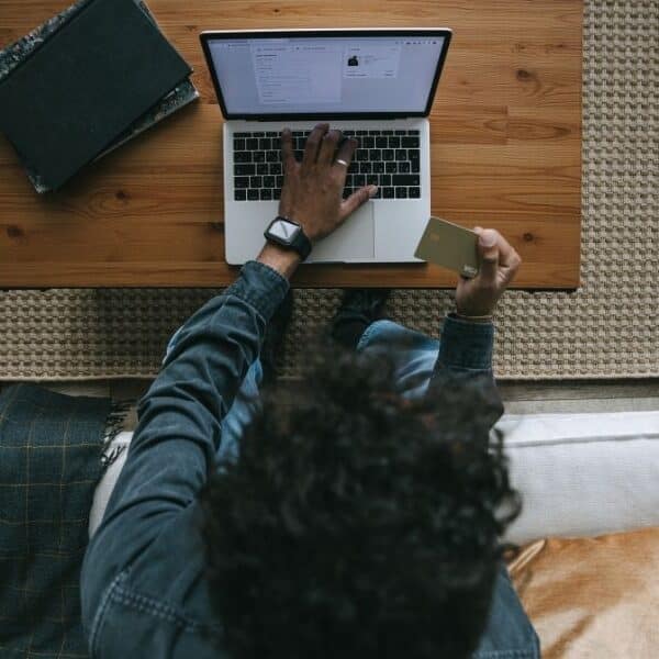 Attenzione a chi chiede di agire con urgenza in rete