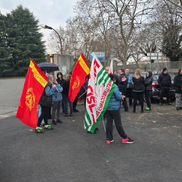 Presidio ai cancelli della Bianchi Industry